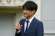 トーク中のジャルジャル福徳。