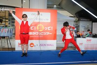 ネタを披露する8.6秒バズーカー。