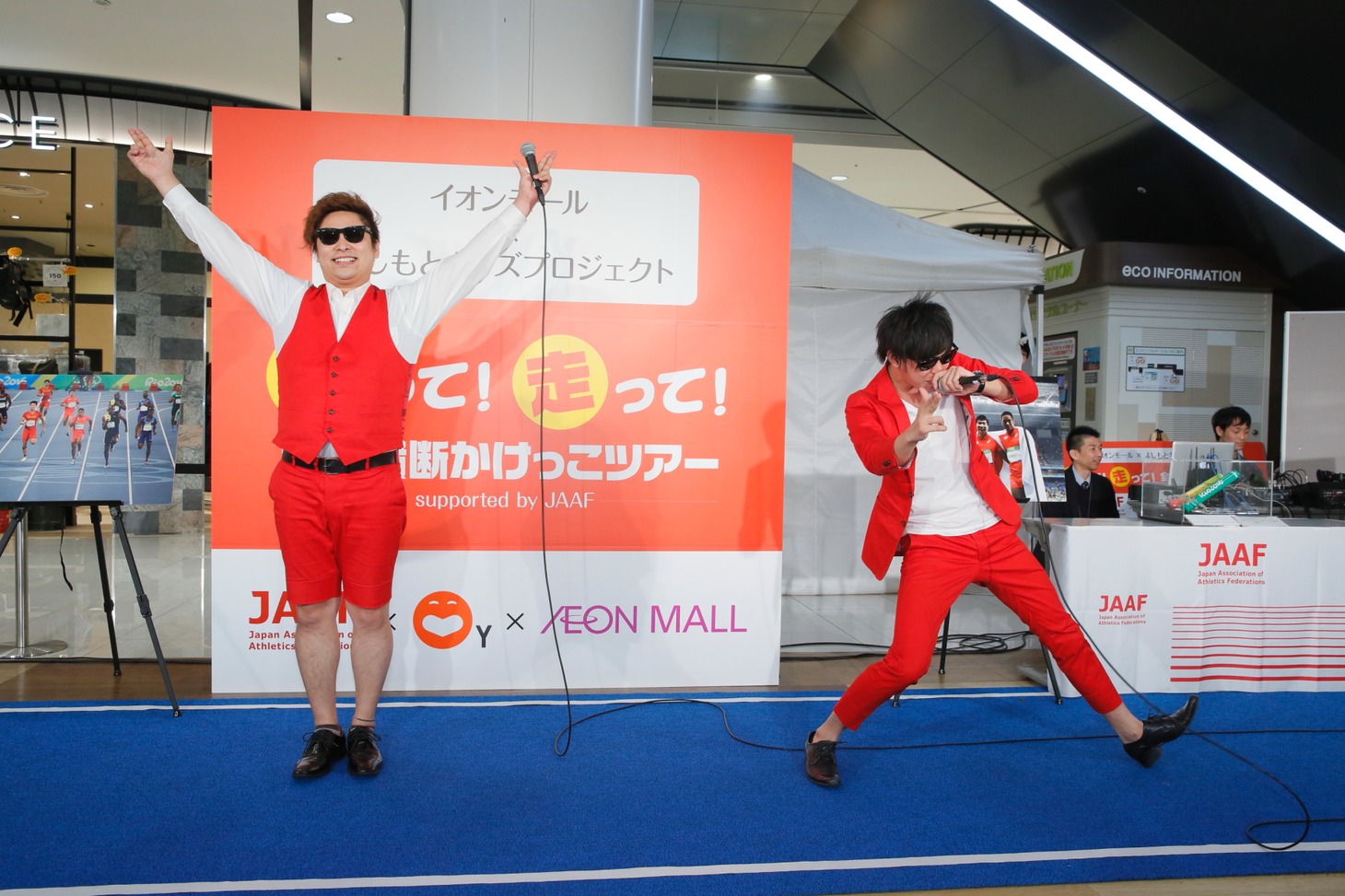 ネタを披露する8.6秒バズーカー。