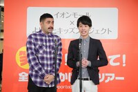 ネタを披露するデニス。