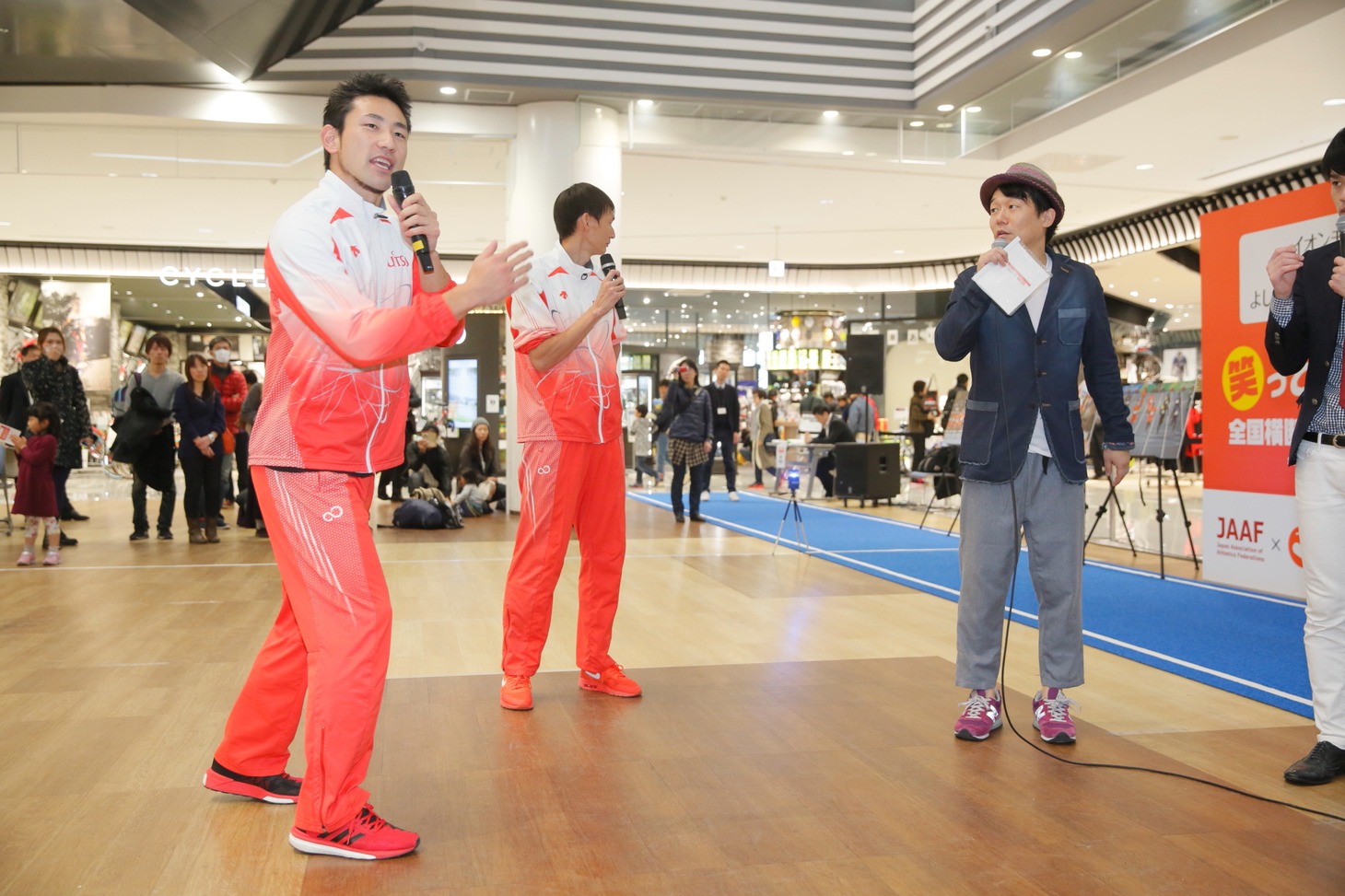 「イオンモール×よしもとキッズプロジェクト 笑って！走って！全国横断かけっこツアー！ supported by JAAF」の様子。