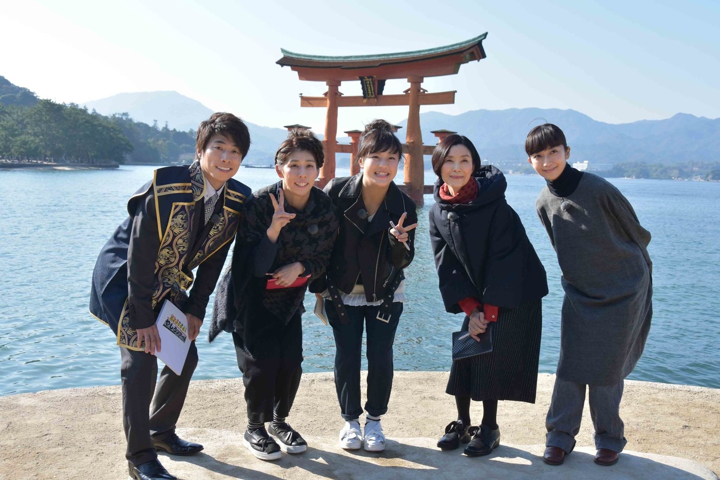 「正しくお参り！バッチリ開運！ やしろツアーズ3」で厳島神社を訪れる一行。(c)東海テレビ
