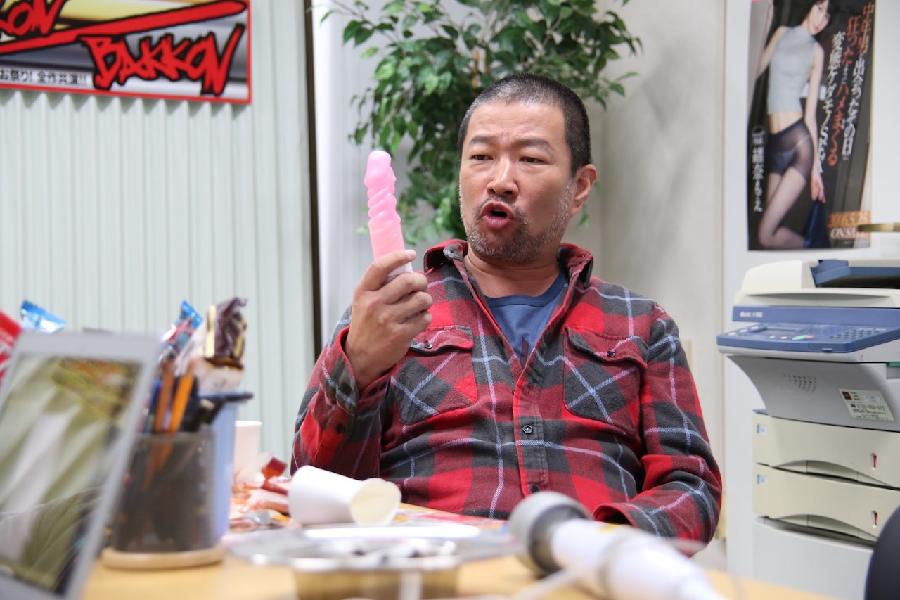 木村祐一がアダルトグッズ片手に演技「闇金ドッグス4」予告編公開