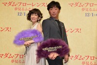 （左から）松本伊代、スピードワゴン小沢。