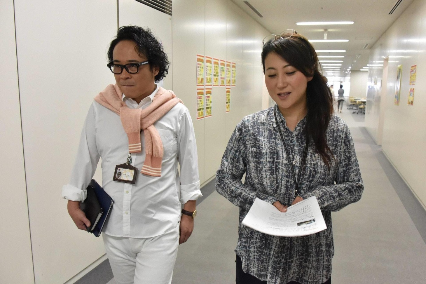 ドラマ「木曜劇場『Chef～三ツ星の給食～』」で共演する（左から）バッファロー吾郎A、友近。(c)フジテレビ