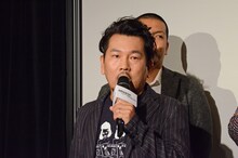 トーク中のFUJIWARA藤本。