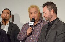 トーク中の東京ダイナマイト・ハチミツ二郎（中央）。