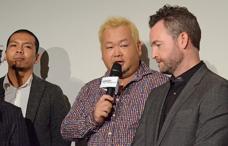 トーク中の東京ダイナマイト・ハチミツ二郎（中央）。