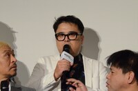 トーク中のとろサーモン久保田。