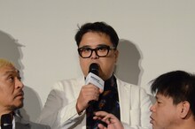 トーク中のとろサーモン久保田。