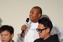 トーク中のマテンロウ・アントニー。