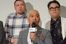 トーク中の松本人志。