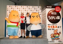 「明治うがい薬」PRイベントに登壇したカバくん、トレンディエンジェル、カバさん（左から）。