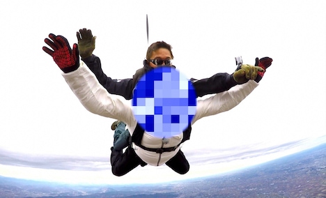 スカイダイビングに挑戦する芸人。(c)テレビ朝日