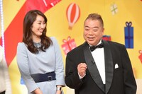 （左から）坂下千里子、出川哲朗。(c)TBS
