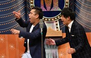 漫才でトークテーマを発表するマルセイユ。(c)読売テレビ