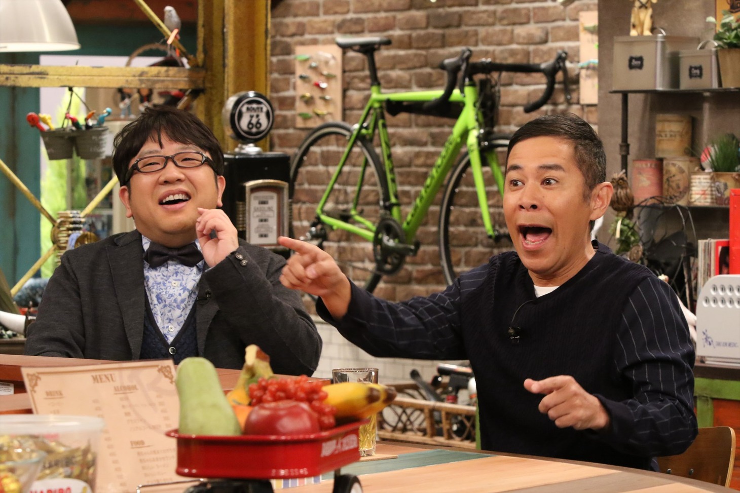 （左から）キャイ～ン天野、ナインティナイン岡村。(c)関西テレビ