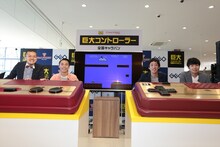 （左から）カミナリとさらば青春の光。