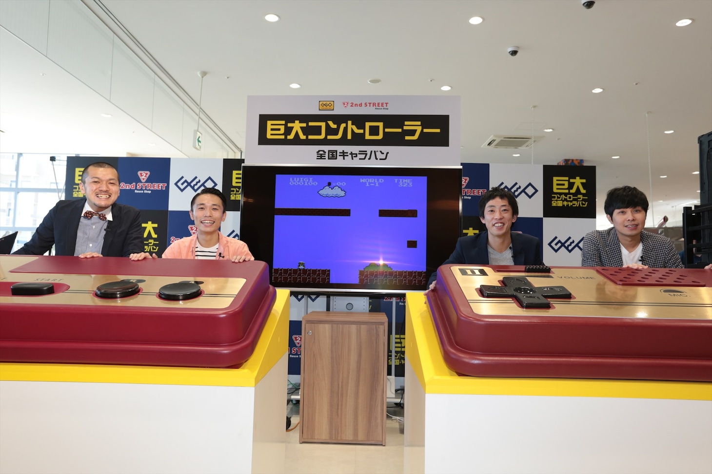 （左から）カミナリとさらば青春の光。