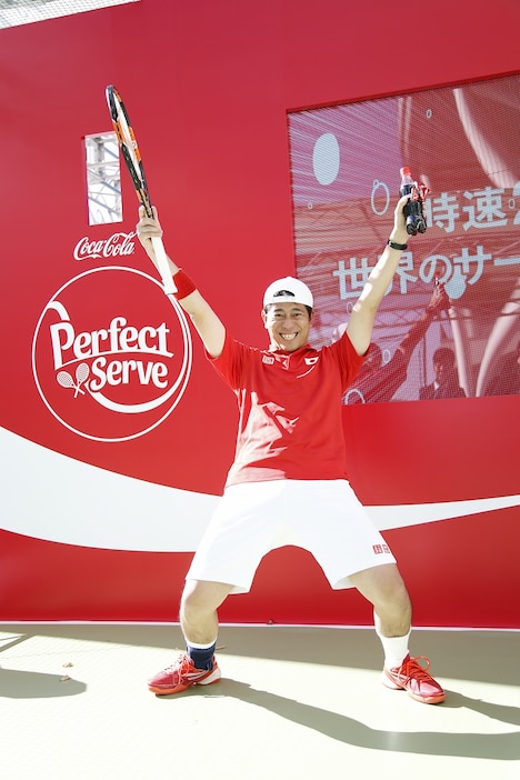 「『コカ・コーラ』IPTL CCJC Perfect Serve」の会場に登場したキャベツ確認中・しまぞうZ。