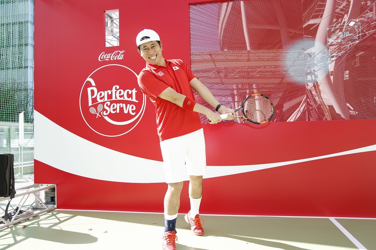 「『コカ・コーラ』IPTL CCJC Perfect Serve」の会場に登場したキャベツ確認中・しまぞうZ。