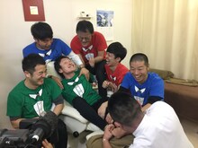 街の“バツウケスポット”を巡るアキナ、和牛、アインシュタイン。