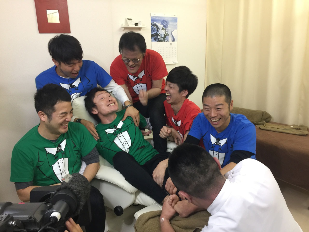 街の“バツウケスポット”を巡るアキナ、和牛、アインシュタイン。