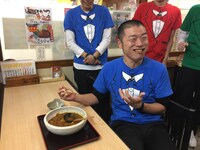 “バツウケスポット”名物を体験するアキナ山名。