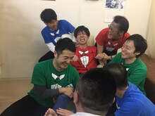 “バツウケスポット”名物を体験するアインシュタイン河井。