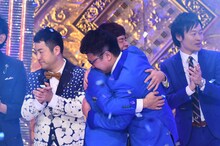 「M-1グランプリ2016」で優勝し、抱き合う銀シャリ。(c)ABC