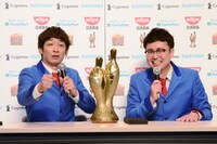 優勝の喜びを語る銀シャリ。