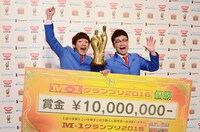 フォトセッションに応じる銀シャリ。