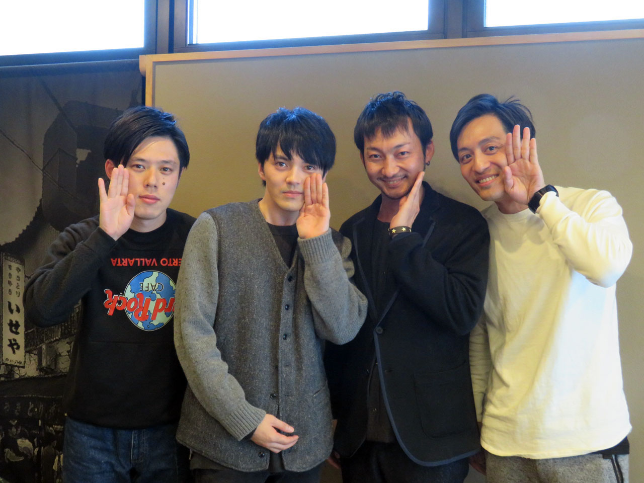 左から井下好井・好井、林遣都、波岡一喜、とろサーモン村田。