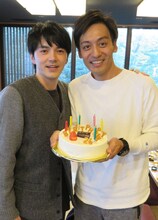 左から林遣都、とろサーモン村田。