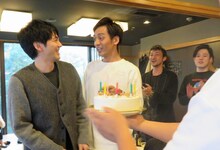 サプライズで登場したバースデーケーキに驚くとろサーモン村田（右）。