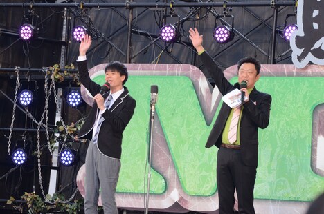 敗者復活戦のMCを務めたはりけ～んず。