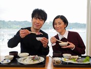 「極上空間 ～小さなクルマ、大きな未来。～」に出演する（左から）藤井隆、手塚理美。(c)BS朝日