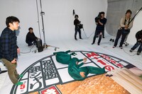 撮影に臨む銀シャリ。