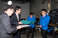 前身タイツに着替える銀シャリ。