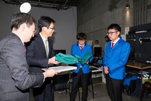 前身タイツに着替える銀シャリ。