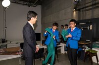 前身タイツに着替える銀シャリ。