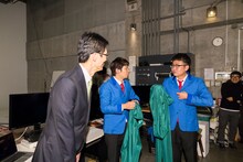 前身タイツに着替える銀シャリ。