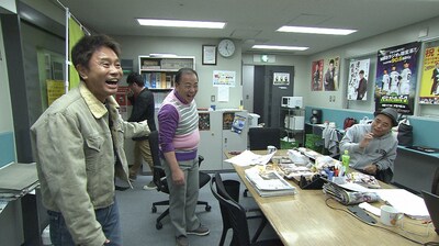 「こんちわコンちゃんお昼ですょ！」に乗り込もうとするダウンタウン浜田（左）。(c)MBS