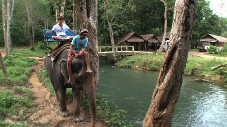 さまぁ～ず大竹（左）。(c)TBS