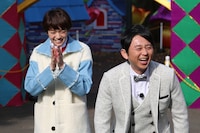 左から佐藤栞里、有吉弘行。(c)日本テレビ