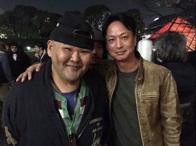 左から安田大サーカスHIRO、椎名桔平。