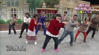 「よしもと新喜劇」メンバーによる「恋ダンス」のワンシーン。
