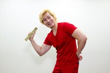 「Yahoo!検索大賞2016」のお笑い芸人部門賞を受賞したメイプル超合金カズレーザー。