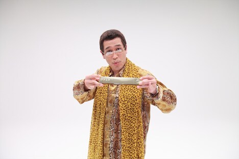 「Yahoo!検索大賞2016」の流行語部門賞を「PPAP」で受賞したピコ太郎。