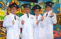 12月7日に実施された「絶対に笑ってはいけない科学博士24時！」の記者会見に出席した（左から）月亭方正、ダウンタウン松本、ココリコ。